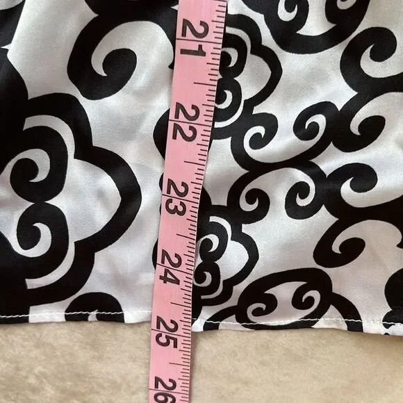 Gorgeous EUC SZ M WHBM 💯 Silk Ivory & Black Scroll Design Top - Picture 9 of 9